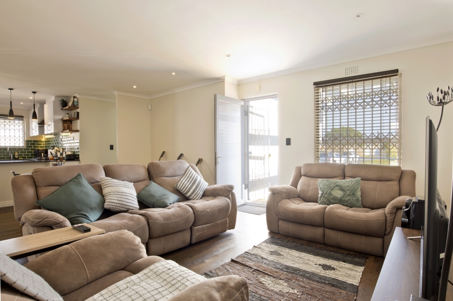 3 Bedroom Property for Sale in Sunningdale Western Cape